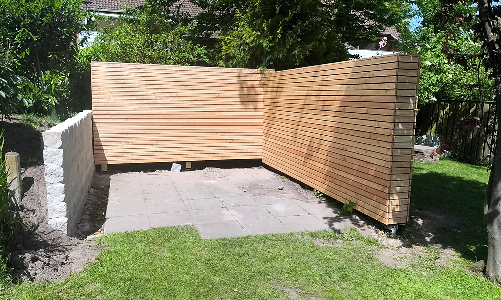 Sichtschutz aus Holz im Garten.
