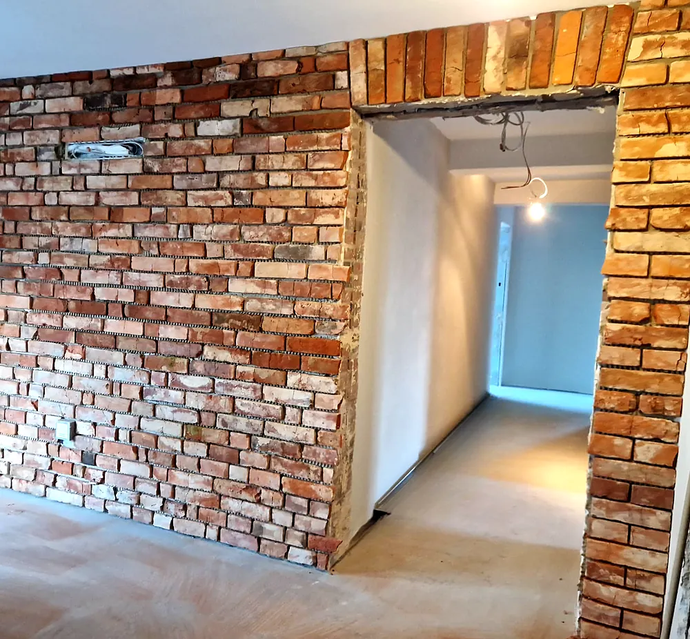 Innenwand mit Ziegelriemchen verkleidet.